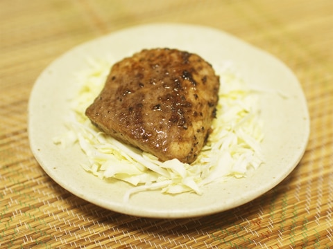 独特の食感と風味で食べ応え◎「モウカザメステーキ」